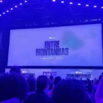 A Panini na CCXP24 | Fazendo Presença com Diverso Acervo Telão de apresentação da Apple TV no Palco Thunder da CCXP24 antes das estreias serem anunciadas. Fotografia para a matéria de "Entre Montanhas".