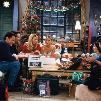 Personagens de Friends reunidos no episódio 9 da segunda temporada, um especial de natal.