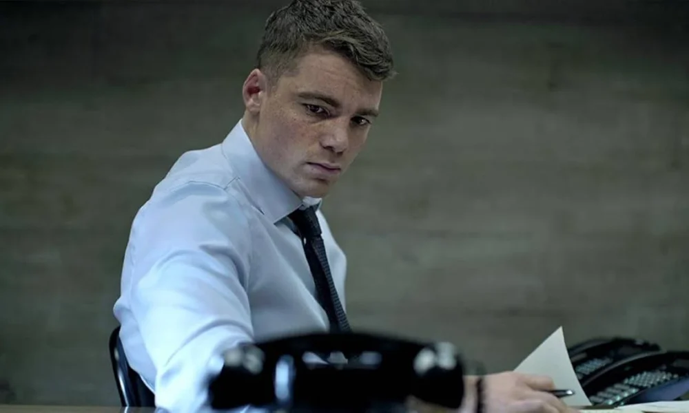 Gabriel Basso como Peter Sutherland em "O Agente Noturno" ("The Night Agent") da Netflix.