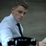 Gabriel Basso como Peter Sutherland em "O Agente Noturno" ("The Night Agent") da Netflix.