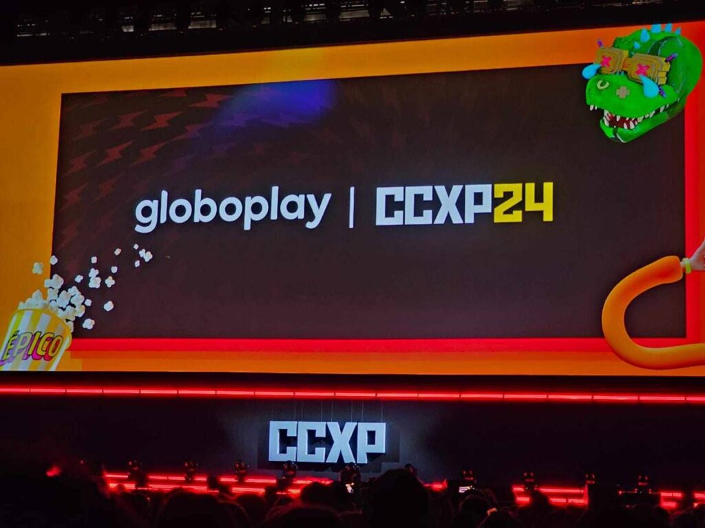 Surpresas da CCXP24 | Filmes, Séries, Produções Nacionais e Atores que Empolgaram o Público 3 Telão de apresentação da Globoplay no Palco Thunder da CCXP24 antes das estreias serem anunciadas. Fotografia para a matéria de "Vermelho Sangue".