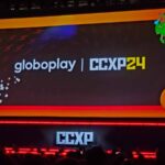 Vermelho Sangue, Série Queer de Terror da Globoplay, é Mostrada na CCXP24 Telão de apresentação da Globoplay no Palco Thunder da CCXP24 antes das estreias serem anunciadas. Fotografia para a matéria de "Vermelho Sangue".