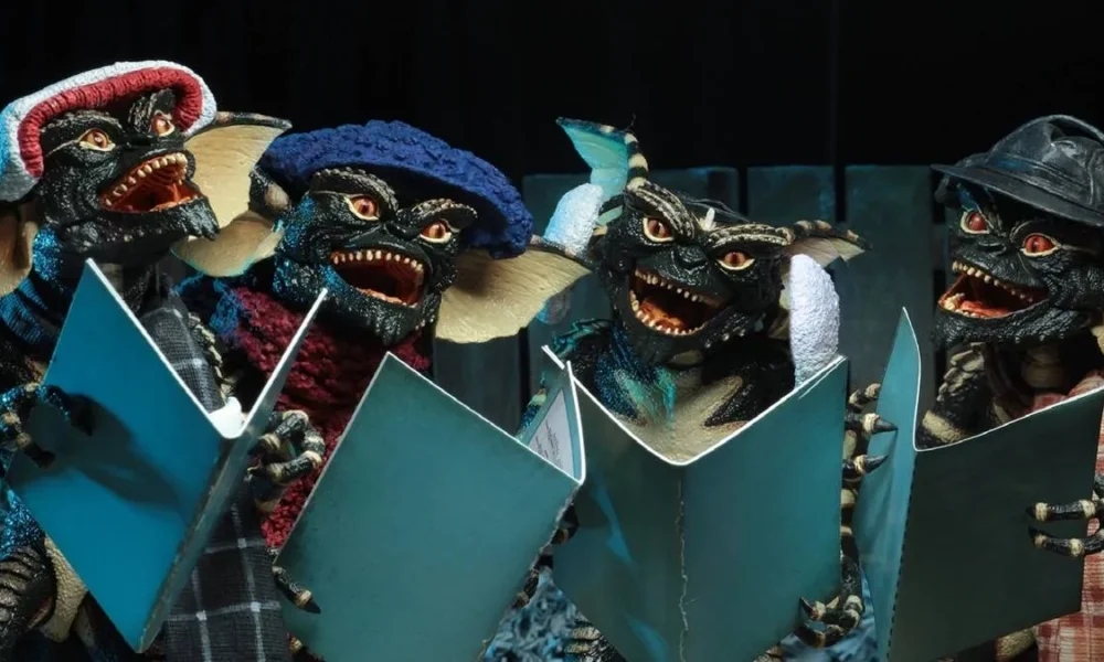 Gremlins (1984) cantando um coral natalino.