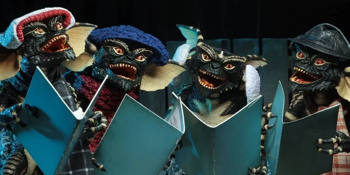 3 Filmes de Natal Nada Convencionais Gremlins (1984) cantando um coral natalino.