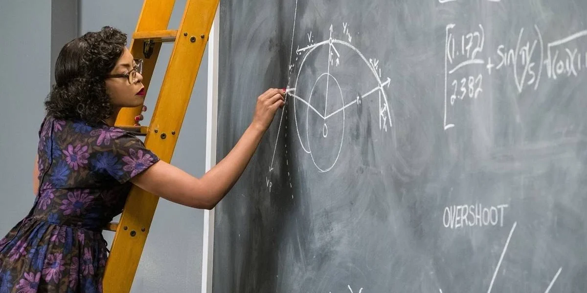 Uma das protagonistas de "Estrelas Além do Tempo" (2016) escrevendo um cálculo em um quadro-negro.