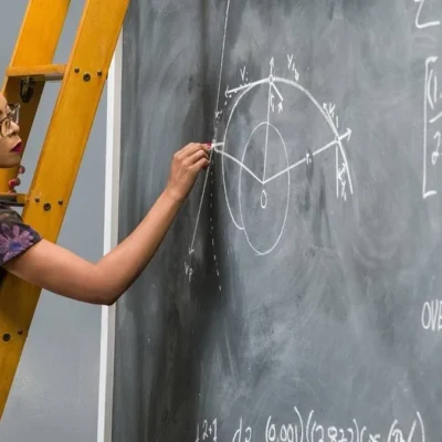 Uma das protagonistas de "Estrelas Além do Tempo" (2016) escrevendo um cálculo em um quadro-negro.