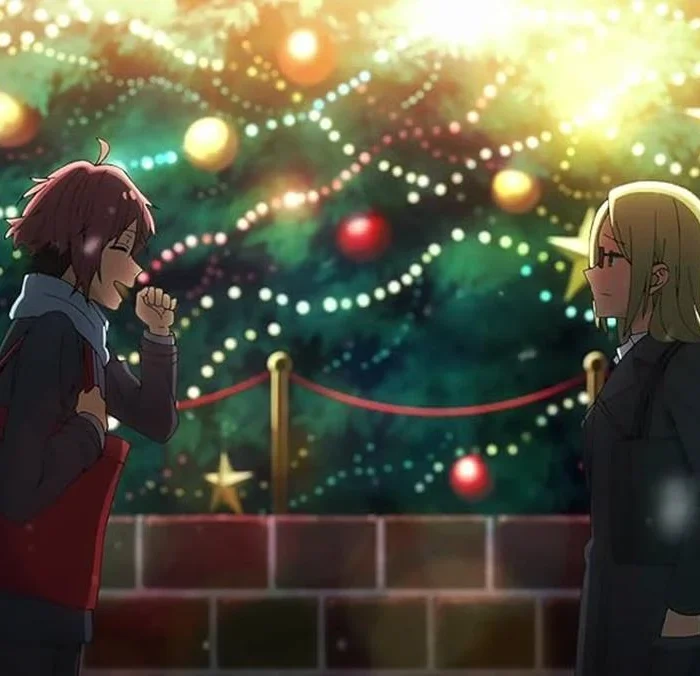 Personagens de Horimiya na frente de uma árvore de natal na rua.
