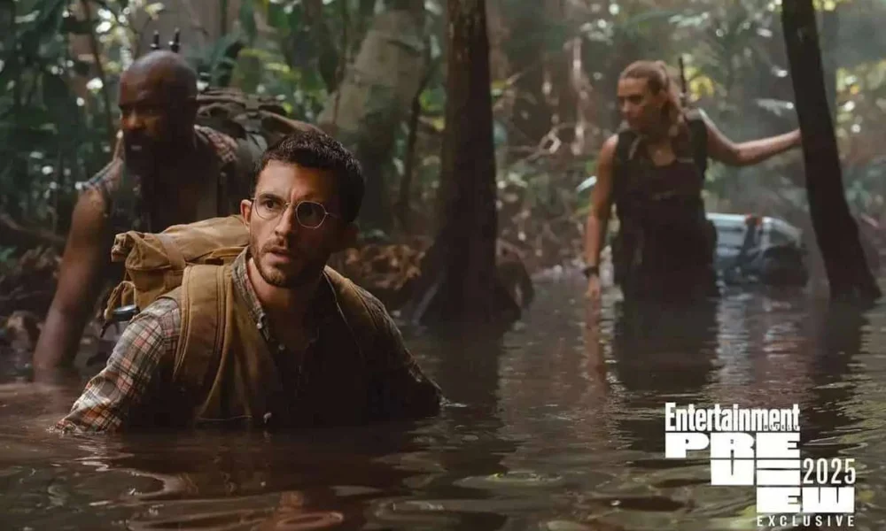 Personagens de Jurassic World Rebirth em um pântano, trajados com roupas de exploração.