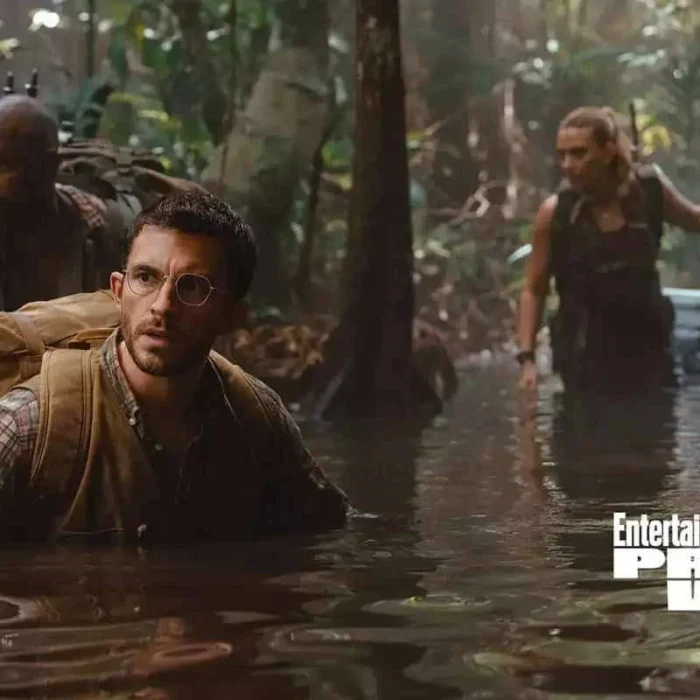 Personagens de Jurassic World Rebirth em um pântano, trajados com roupas de exploração.