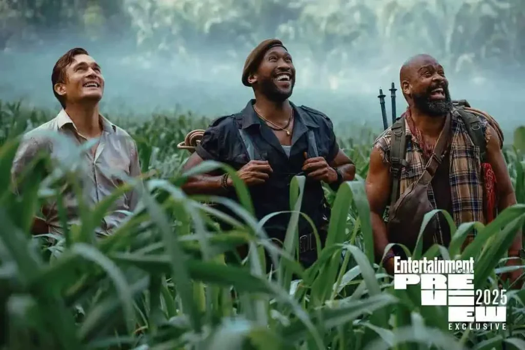 Jurassic World Rebirth | Elenco Passou por Perigos durante as Filmagens Sem Saber 1 Personagens de Jurassic World Rebirth em um matagal, trajados com roupas de exploração.