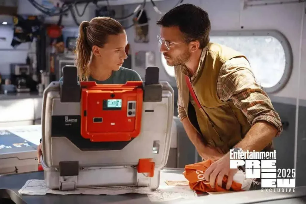Jurassic World Rebirth | Elenco Passou por Perigos durante as Filmagens Sem Saber 2 Personagens de Jurassic World Rebirth em um laboratório, trajados com roupas de exploração.