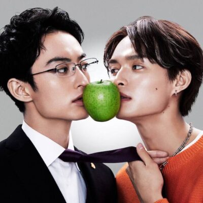 Protagonistas de "Love is a Poison" (2024) ou "Amor Venenoso" da Netflix. Ryoma, esquerda, e Haruto, estão separados pela boca por uma maçã verde.