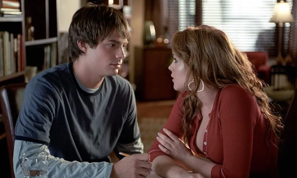 Aaron Samuels (Jonathan Bennett) e Cady Heron (Lindsay Lohan) conversando em segreto no longa "Meninas Malvadas" (2004).