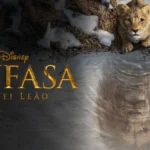 Pôster promocional de "Mufasa: O Rei Leão" para o Disney+. Na metade esquerda da imagem há o logo do filme em dourado, enquanto à direita Mufasa, na parte de cima, é ainda um filhote e olha para a tela. É possível ver seu reflexo em destaque, ocupando dois terços da imagem, como o leão adulto que se tornará.