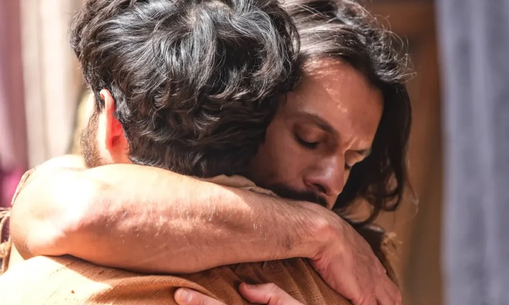 Cena do especial "Natal com The Chosen", retratando um abraço.