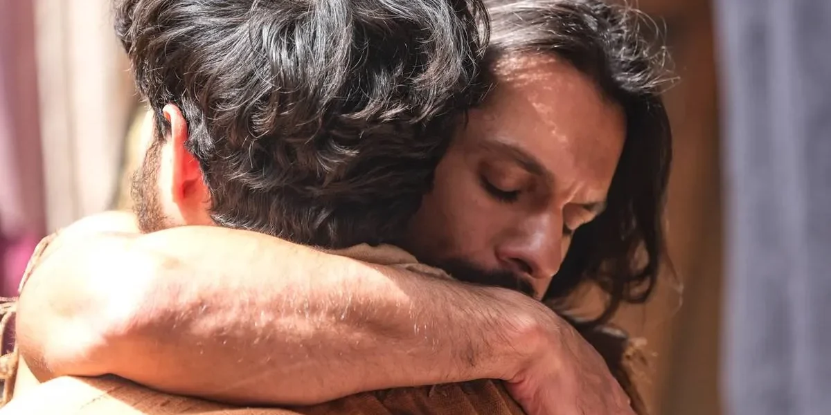 Natal com The Chosen: O Fenômeno que Une Fé, Comunidade e Cultura Cena do especial "Natal com The Chosen", retratando um abraço.