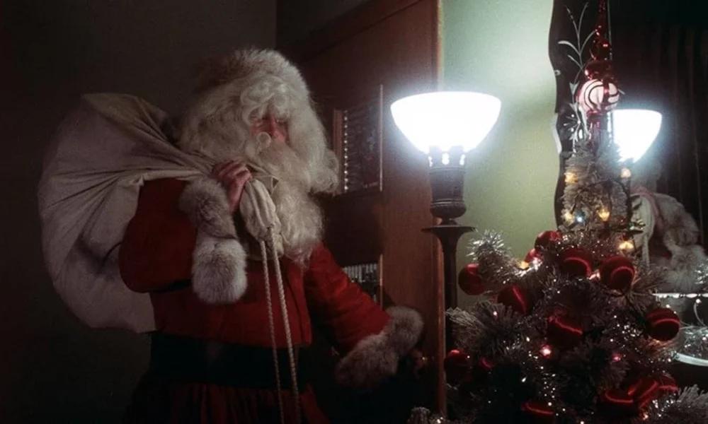 Protagonista Papai Noel de "Christmas Evil" ou "Natal Diabólico" em uma casa.