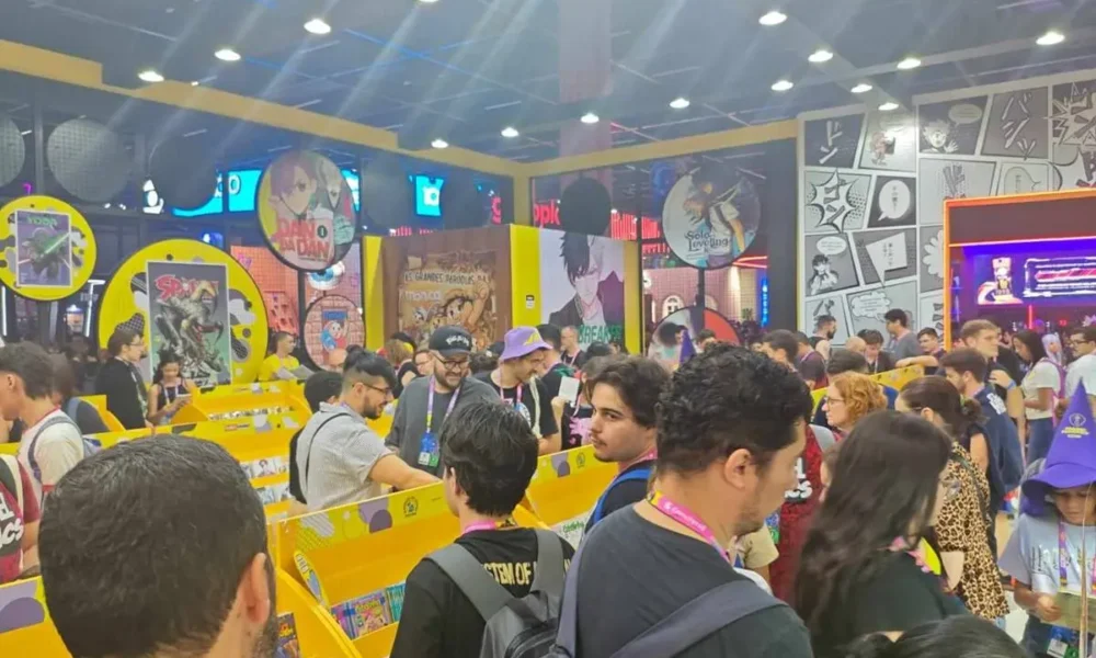 Público visitando o estande da Panini, cheio, na CCXP24.