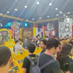 Público visitando o estande da Panini, cheio, na CCXP24.