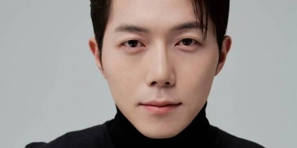 Park Min-jae, Ator de Dorama Morre aos 32 anos Fotografia do ator Park Min-jae, do busto para cima, olhando para a câmera. Park está com um sorriso sério e vestido de preto.