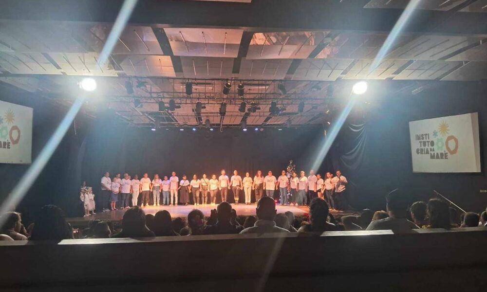 Imagem com o elenco reunido d'O Quebra-Nozes do Projeto Cria da Maré após a apresentação do espetáculo.