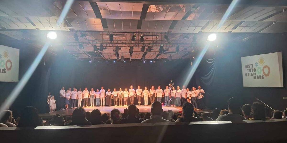 Imagem com o elenco reunido d'O Quebra-Nozes do Projeto Cria da Maré após a apresentação do espetáculo.