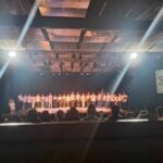 Imagem com o elenco reunido d'O Quebra-Nozes do Projeto Cria da Maré após a apresentação do espetáculo.