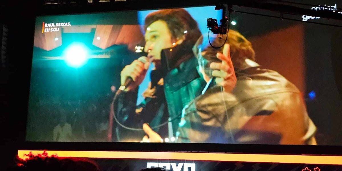 CCXP24 | Raul Seixas é homenageado em série na Globoplay Fotografia do painel de "Raul Seixas, Eu Sou", com trailer sendo exibido pela Globoplay. Um dos atores está caracterizado e cantando no papel do protagonista.