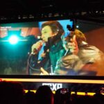 Vermelho Sangue, Série Queer de Terror da Globoplay, é Mostrada na CCXP24 Fotografia do painel de "Raul Seixas, Eu Sou", com trailer sendo exibido pela Globoplay. Um dos atores está caracterizado e cantando no papel do protagonista.