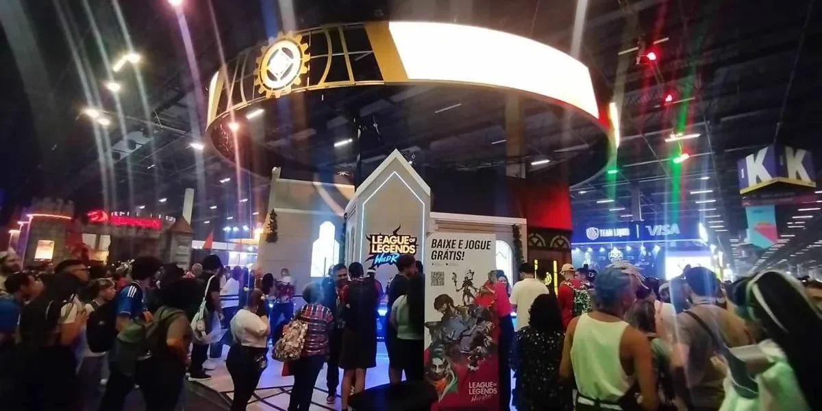 Estande da Riot Games na CCXP24, promovendo League of Legends, Wildrift, e a série Arcane.