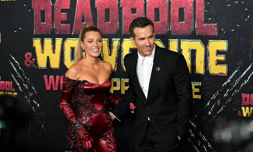 Casal Blake Lively e Ryan Reynolds vestidos para a première de "Deadpool & Wolverine" (2024).