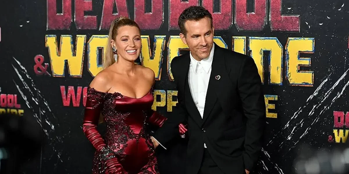 Casal Blake Lively e Ryan Reynolds vestidos para a première de "Deadpool & Wolverine" (2024).