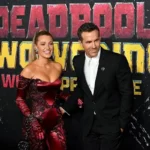 Casal Blake Lively e Ryan Reynolds vestidos para a première de "Deadpool & Wolverine" (2024).