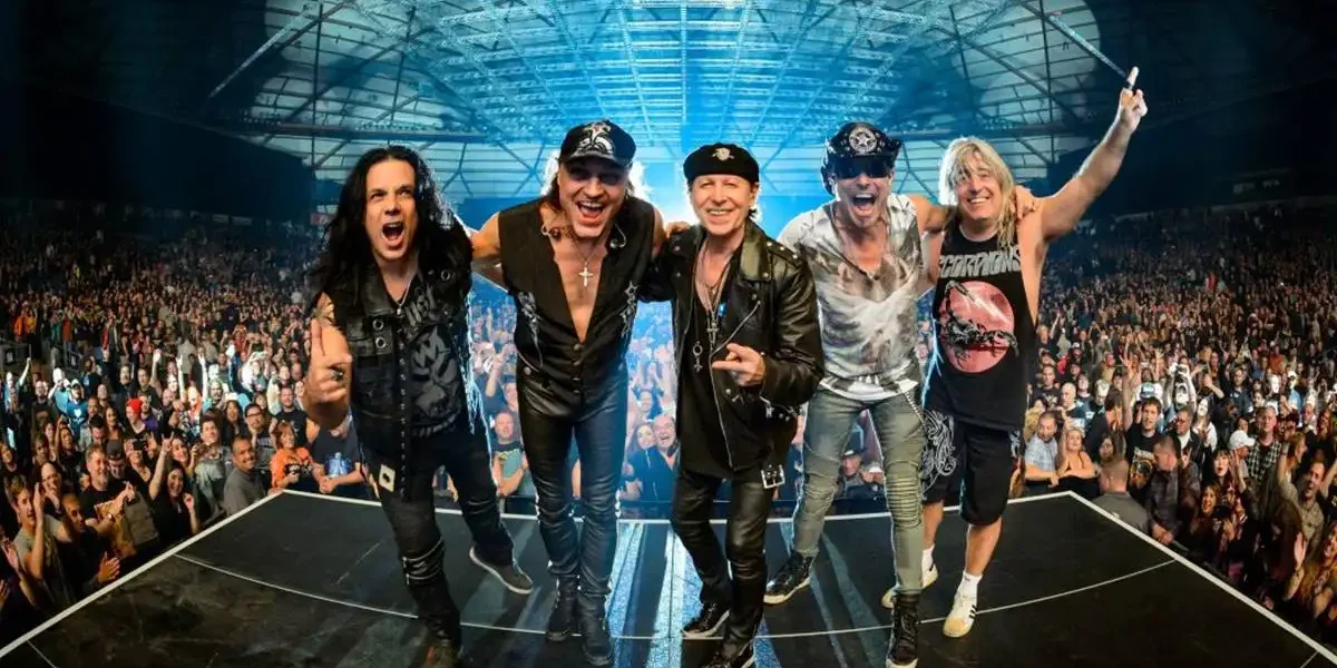 Scorpions, Judas Priest, e Europe Anunciam Show em Brasília Para 2025 Imagem dos membros da banda Scorpion em foto comemorativa pós-apresentação, de costas para o palco tirando selfie.