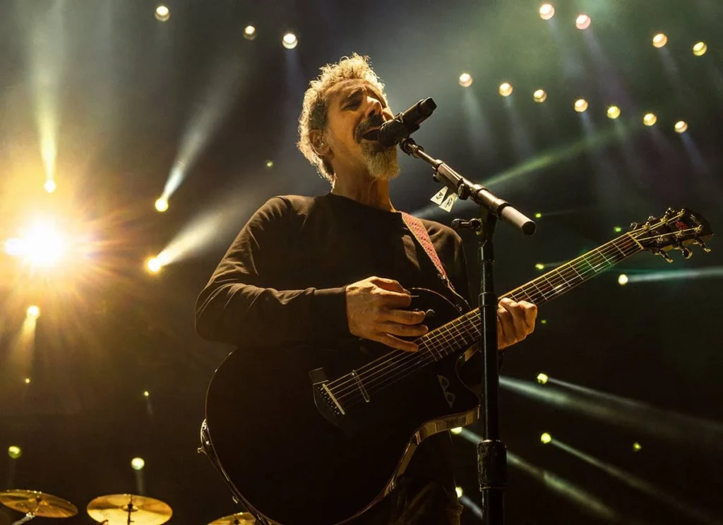 System of a Down | 3 pistas apontam show conjunto com Faith No More no Maracanã em 2027 1 Vocalista do System of a Down, Serj Tankian, performando "Spiders" em um show da banda.
