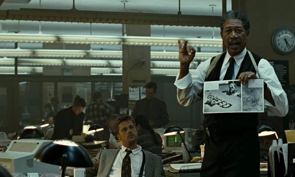 Brad Pitt e Morgan Freeman estrelando Se7en.
