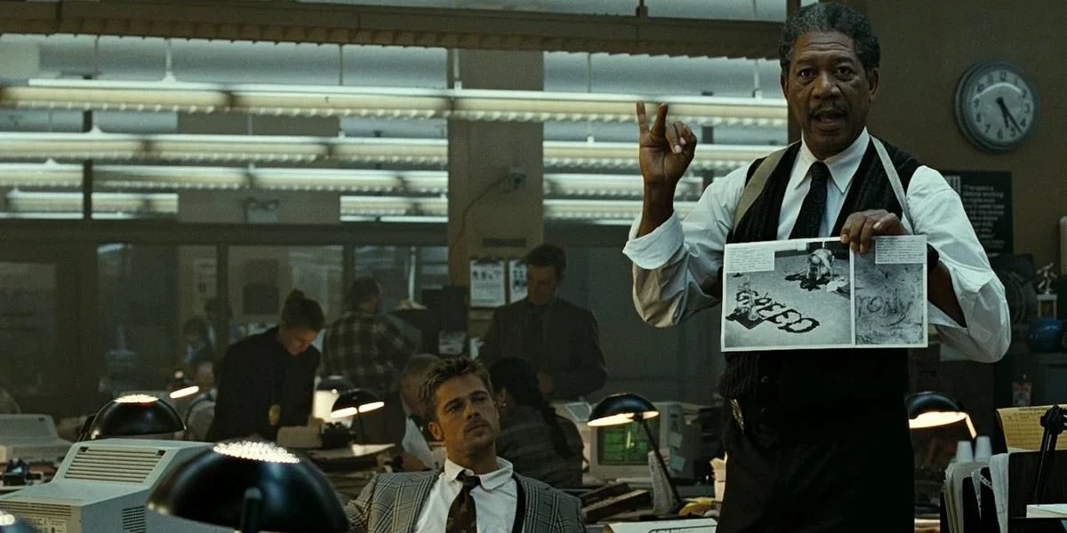 Brad Pitt e Morgan Freeman estrelando Se7en.