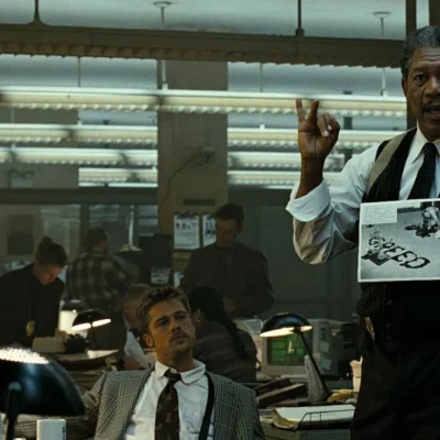 Brad Pitt e Morgan Freeman estrelando Se7en.