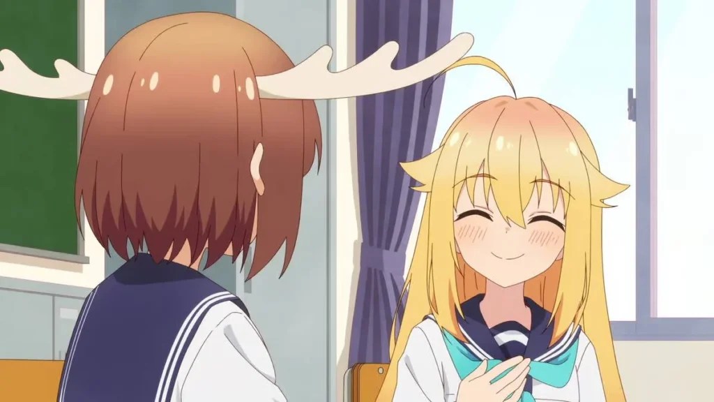 Os Piores Animes de 2024 2 Protagonistas de Shikanoko, disponível Crunchyroll. A protagonista Torako sorri, de olhos fechados, para Shikanoko, de costas, com seus chifres de cervo. Estão em uma sala de aula.