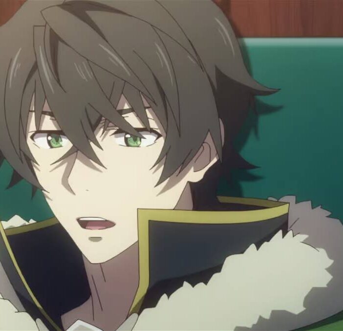 Naofumi de "Tate no Yuusha no Nariagari" sentado em uma cadeira. Anime está disponível pela Crunchyroll.