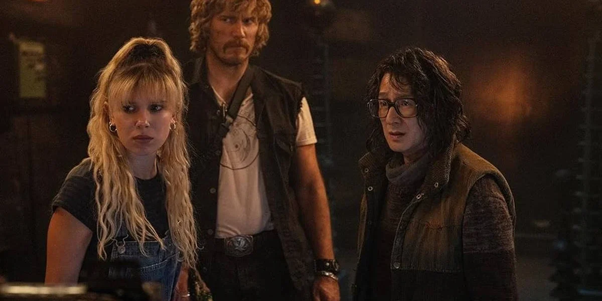 The Electric State | O Trailer da Nova Aventura dos criadores de “Vingadores: Ultimato” e “Agente Oculto” Da esquerda para a direita: Millie Bobby Brown, Chris Pratt, e Ke Huy Quan caracterizados para "The Electric State" (2025), pela Netflix.