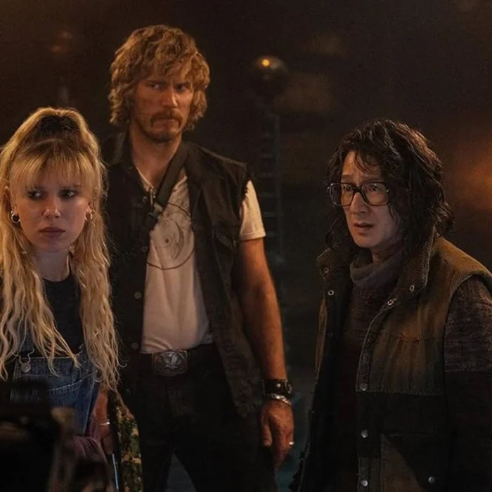 Da esquerda para a direita: Millie Bobby Brown, Chris Pratt, e Ke Huy Quan caracterizados para "The Electric State" (2025), pela Netflix.