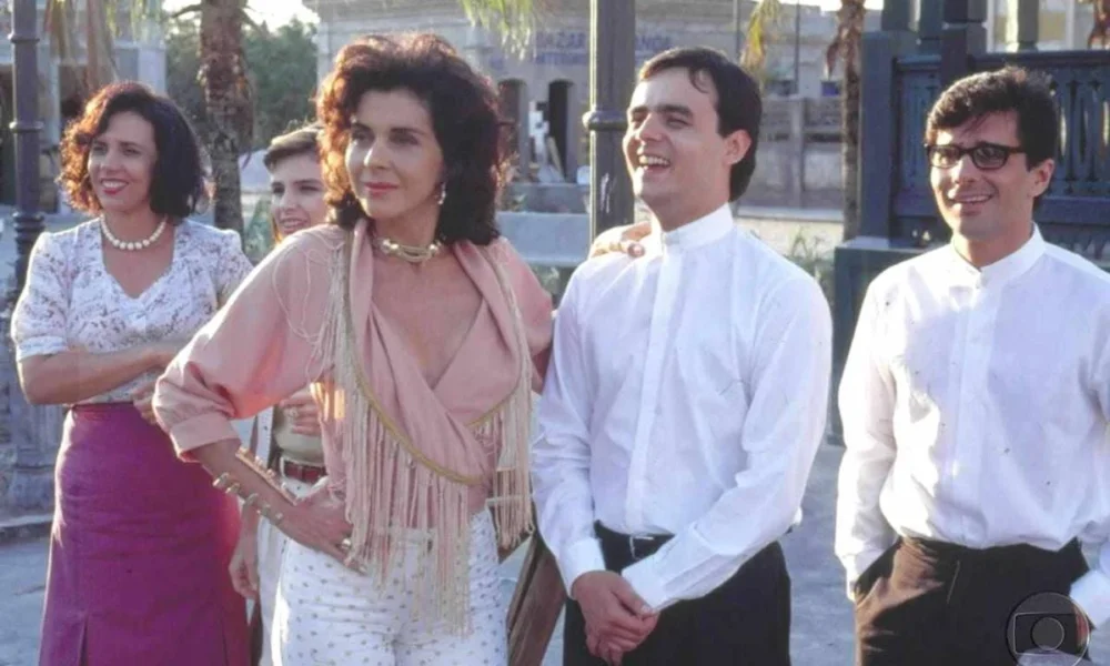 Captura de tela da novela "Tieta" usada como material promocional. Da direita para esquerda os personagens: Carmosina, Tieta, Ricardo.