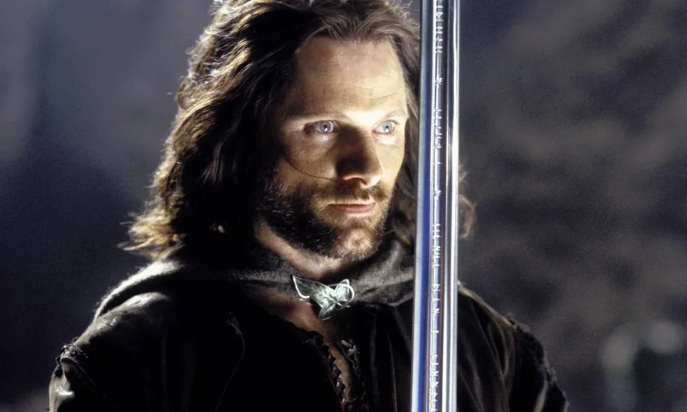 Viggo Mortensen como Aragorn em "O Senhor dos Anéis". O personagem está com uma expressão séria e encarando um ponto distante na tela, com a espada na frente de seu peito. Imagem para a matéria de "The Hunt for Gollum".