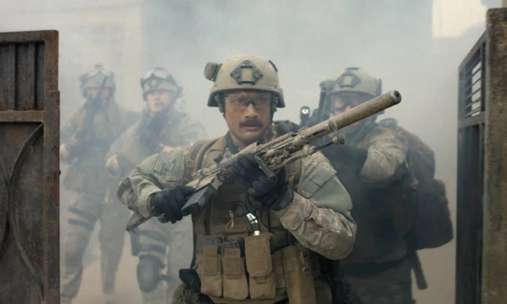 Imagem do filme "Warfare", da A24, retratando um soldado na zona de guerra no Iraque em 2006.