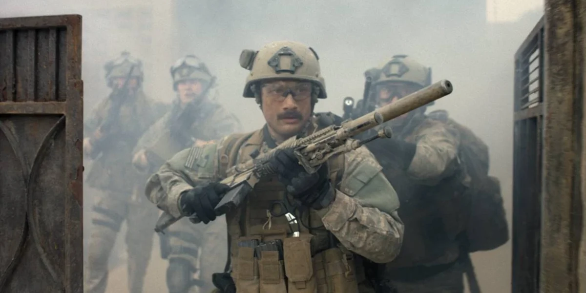 Imagem do filme "Warfare", da A24, retratando um soldado na zona de guerra no Iraque em 2006.