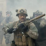 Estreia da Segunda Temporada de “O Dia do Chacal” Pode Demorar Mais do Que os Fãs Gostariam Imagem do filme "Warfare", da A24, retratando um soldado na zona de guerra no Iraque em 2006.