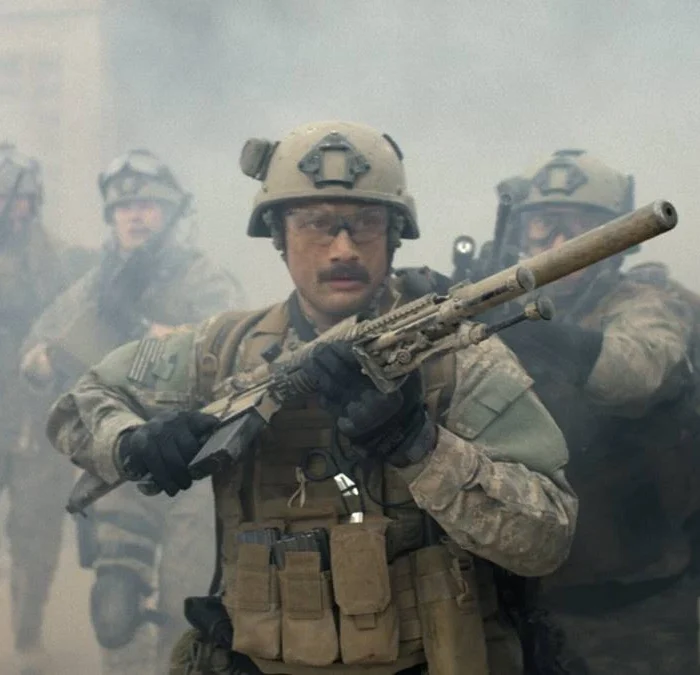 Imagem do filme "Warfare", da A24, retratando um soldado na zona de guerra no Iraque em 2006.