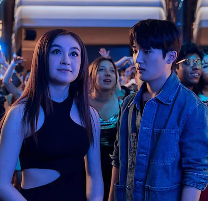 Imagem promocional da Netflix de "Love Kitty" com captura de tela de episódio da temporada. Usada na matéria de estreias de janeiro de 2025.