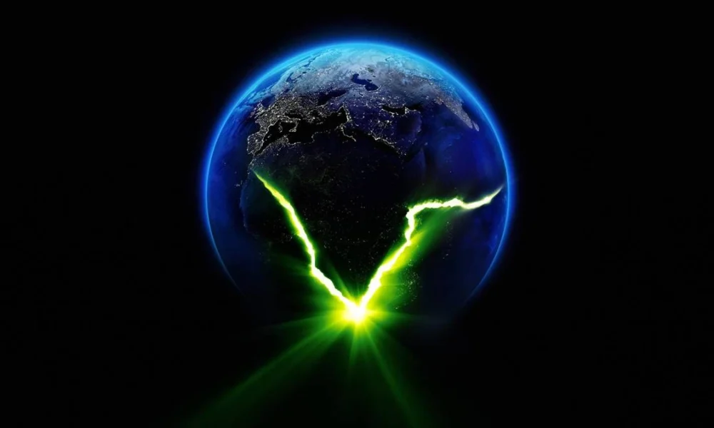 Planeta Terra em um fundo preto. Apenas parte do planeta pode ser vista, as extremidades em azul, enquanto o restante está obscurecido. Uma marca em verde neon em formato de um V imperfeito marca o planeta, como um logo promocional para "Alien: Earth", série da Disney/Hulu.